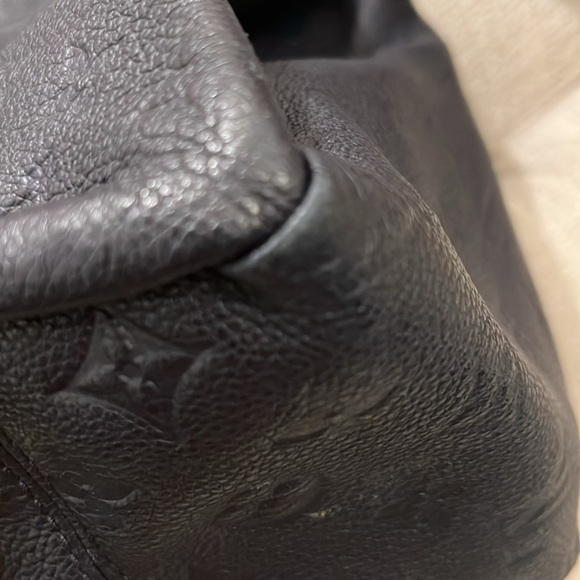 Louis Vuitton Leather Artsy MM Handbag in Navy - Picture 6 of 16